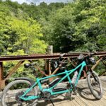 Tandem auf Holzbrücke